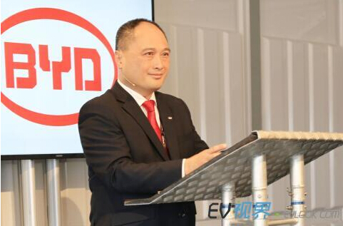 比亚迪欧洲公司总经理何一鹏在投放运营仪式上发表讲话.jpg 比亚迪欧洲公司总经理何一鹏在投放运营仪式上发表讲话.jpg