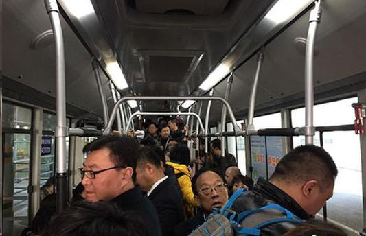 北京首都机场运行零排放新能源摆渡车.png