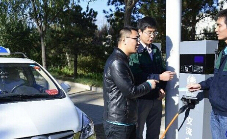 北京今年改造100根电动汽车充电路灯杆.jpg